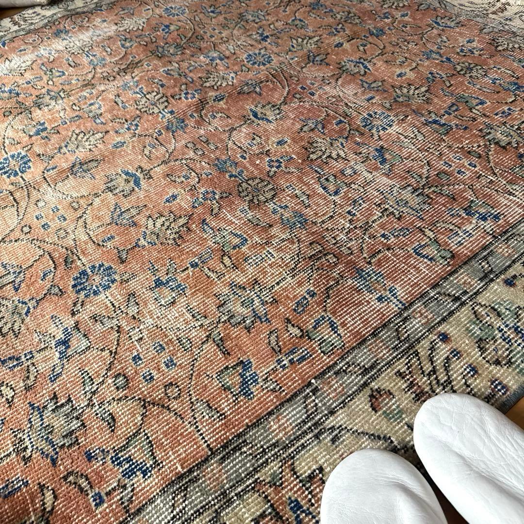 大判133×241ピンクベージュ　青い花　ボタニカル　トルコヴィンテージラグ