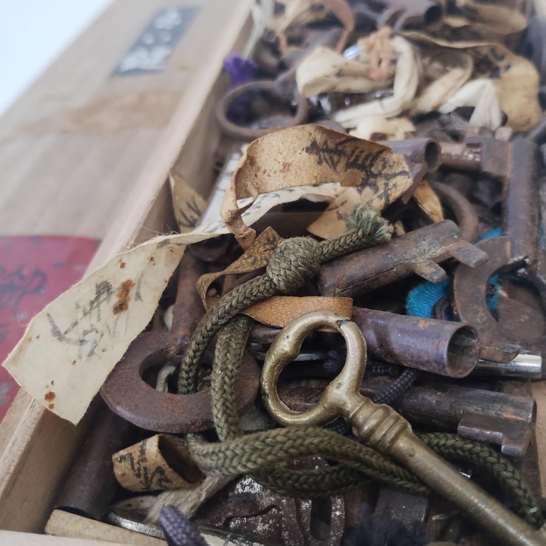 古い鍵と木箱のコレクション