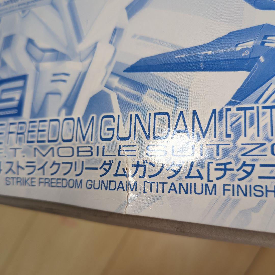 【箱破れ安売り】RG ストライクフリーダムガンダム チタニウム、エフェクトパーツ