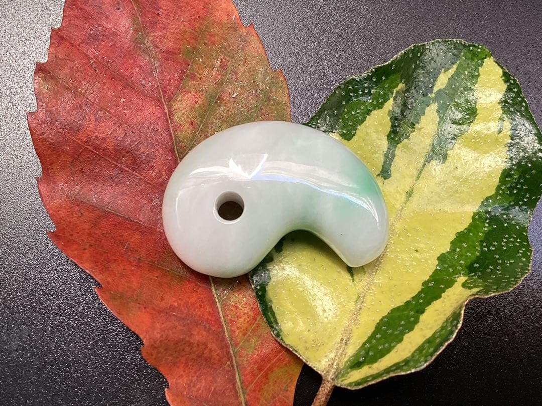 ✳ premiumシリーズ 本物の糸魚川翡翠　開運*摩訶不思議な勾玉　鑑別書付を