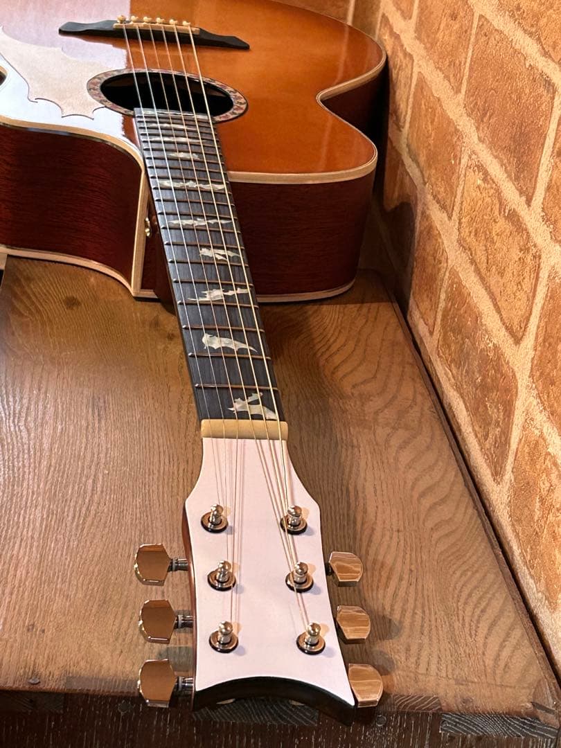 琥珀色サンバーストのアコースティックギター