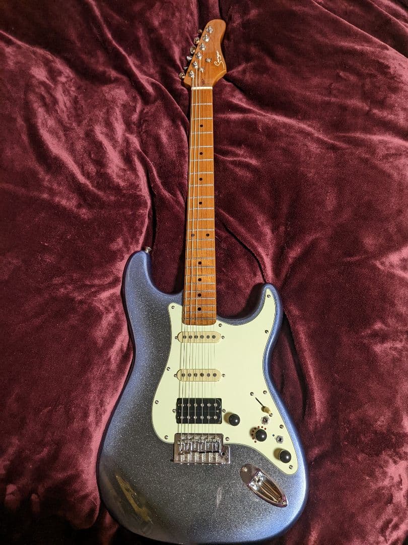 高品質アルダー材とローステッドメイプルネックを採用したプロ仕様のスマートギター