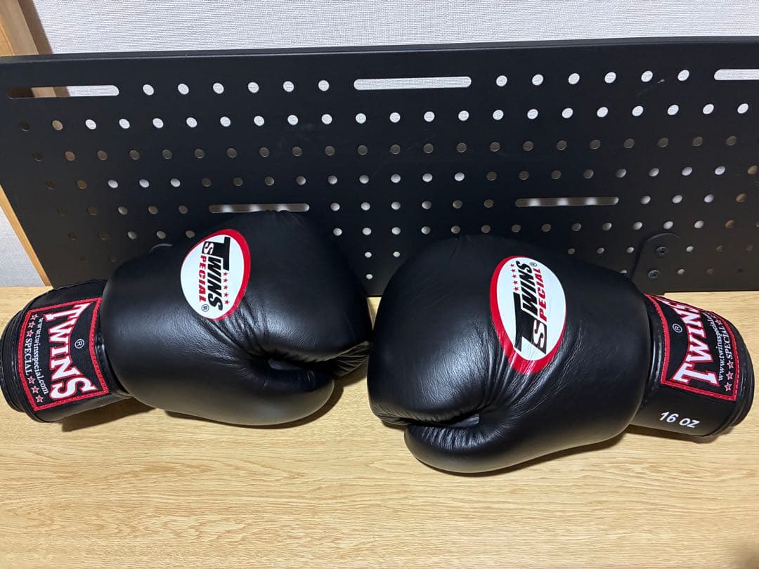 TWINS ボクシンググローブ 16 oz SPECIAL