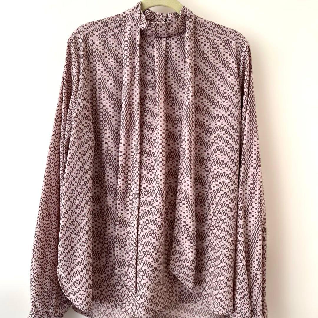 SOEJU ソージュ チェーン柄ボウタイブラウス ピンク