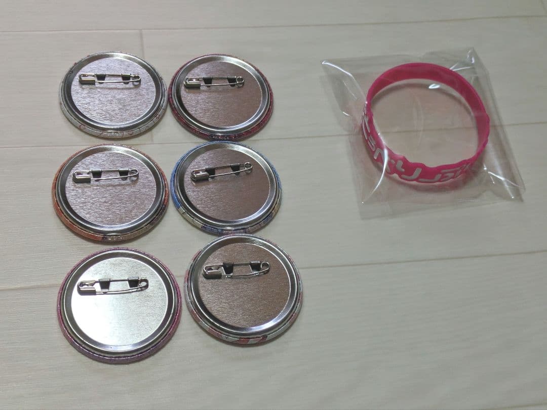 すとぷり　莉犬　ころん　さとみ　缶バッチ　すとめも3　リストバンド