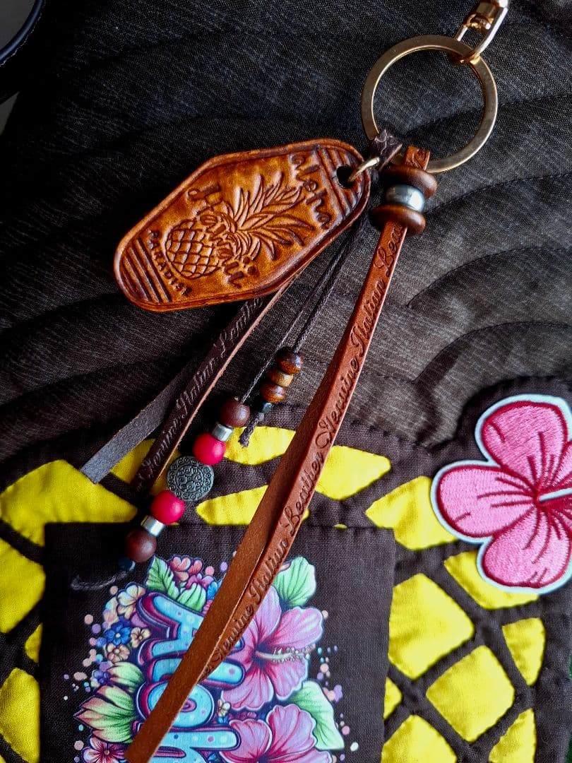 ハワイアンキルト　大きめ　バッグ　パイナップル　2WAY　革タグチャーム付き