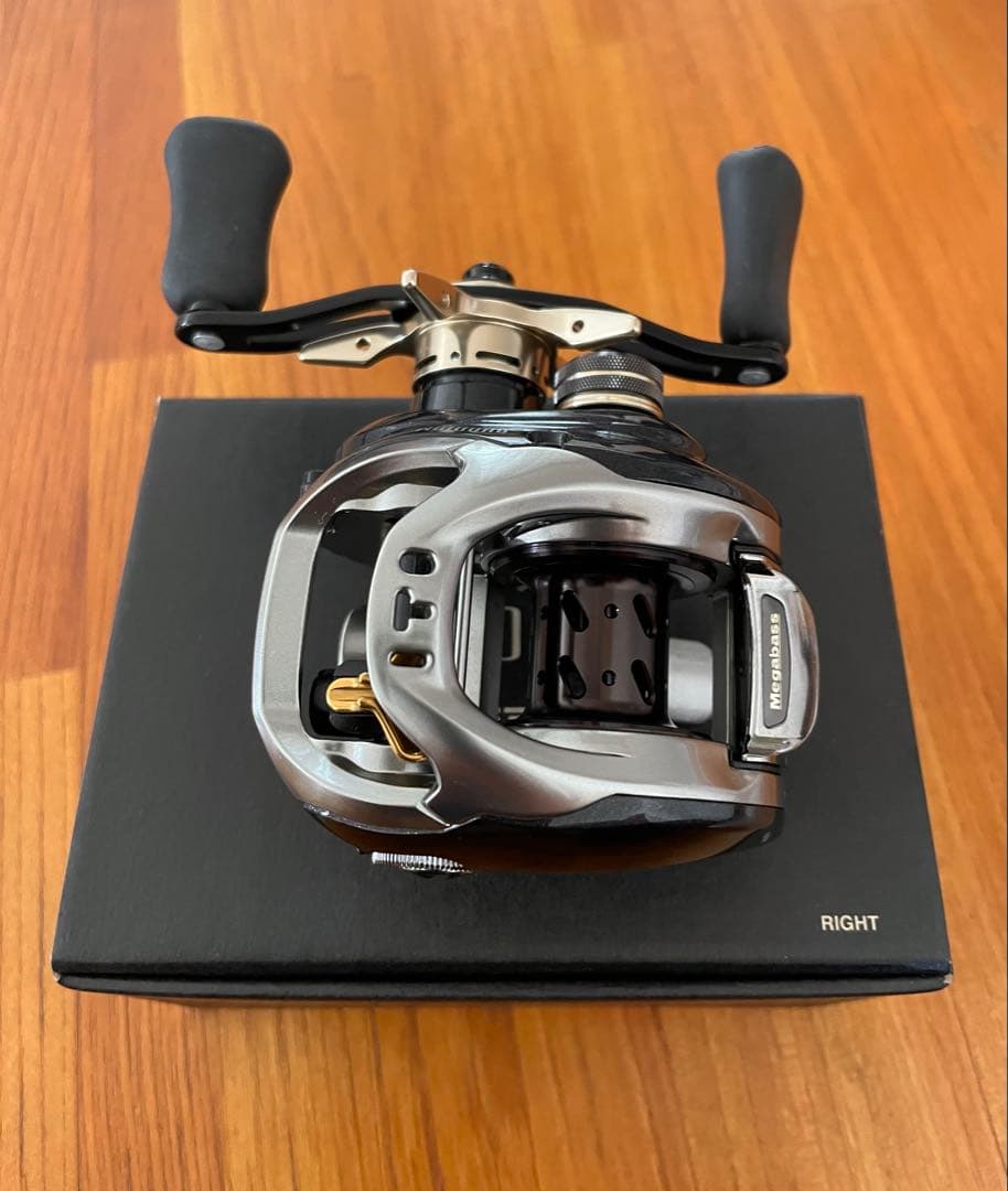 Megabass RHODIUM 63 (右ハンドル)