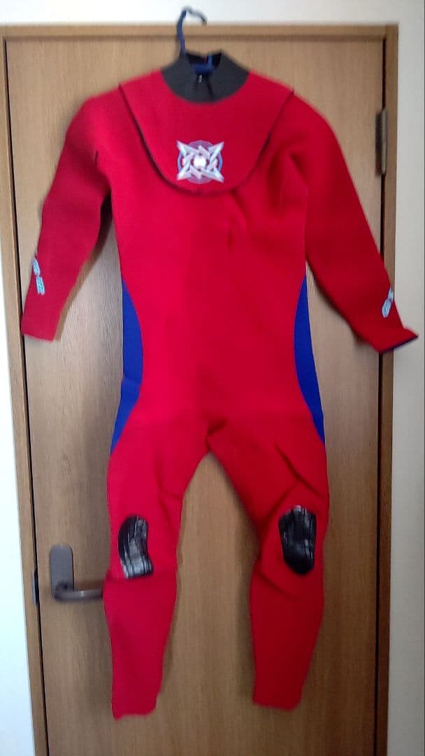 赤と青のネオプレンフルスーツ