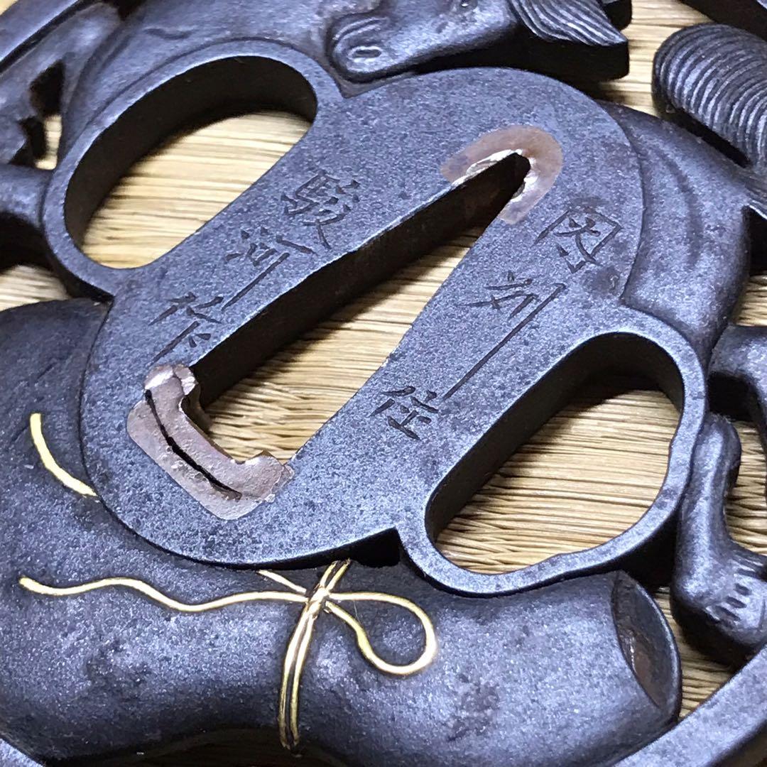 ★時代 /刀剣小道具！『因州住 駿河作』鉄地 瓢箪に馬 透かし 金象嵌 鍔★