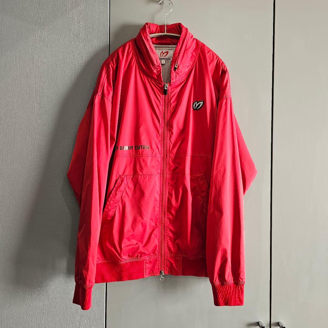 マスターバニーエディション　プライマリスト サテンストレッチブルゾン　赤