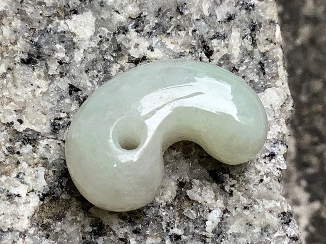 ✳極上材料使用‼️ 氷*糸魚川翡翠勾玉　神様と通じる縁起物お守り　鑑別書取得極上品