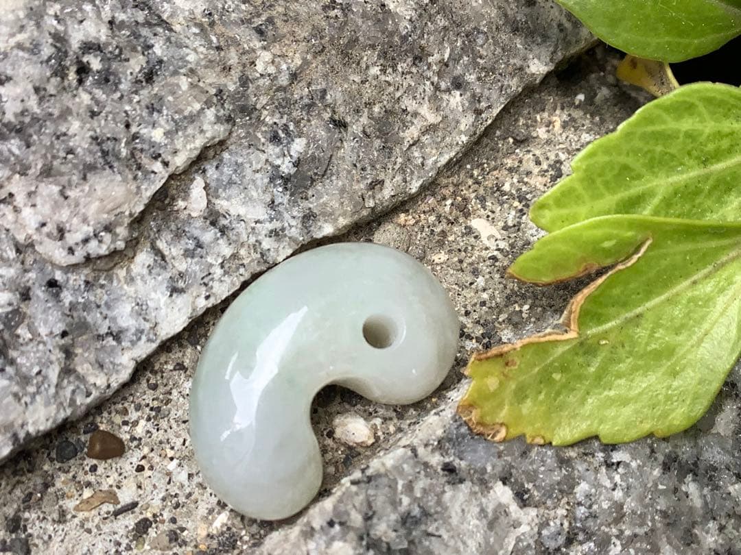 ✳極上材料使用‼️ 氷*糸魚川翡翠勾玉　神様と通じる縁起物お守り　鑑別書取得極上品