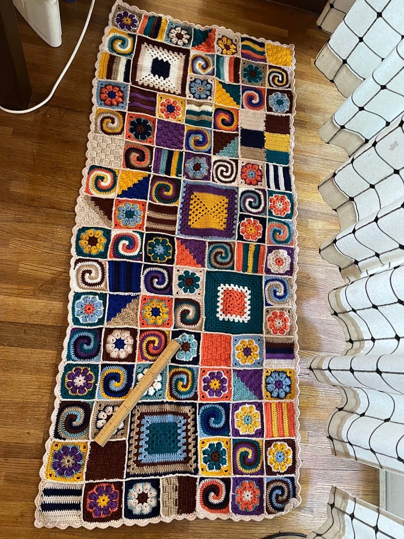 カラフルな手編みブランケットB