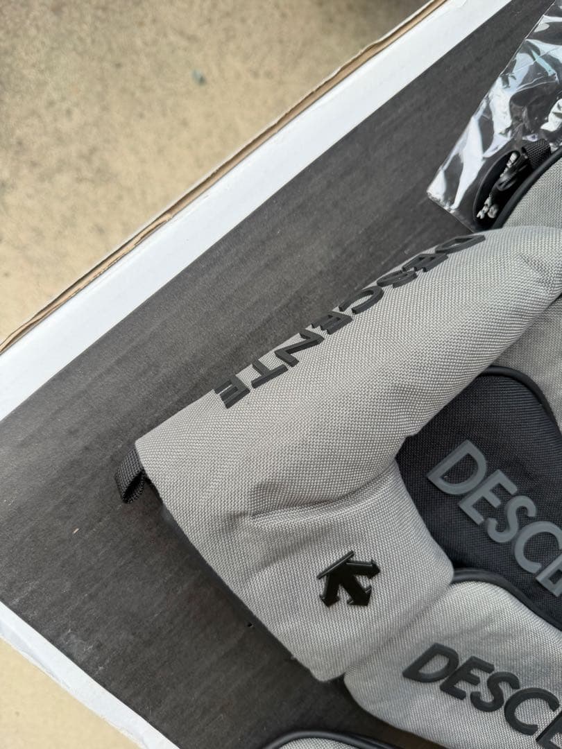 デサントゴルフ　スタンドキャディバッグ　ヘッドカバーセット