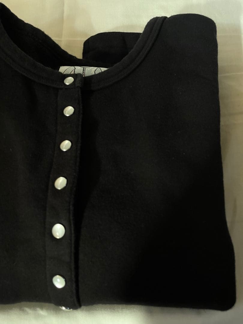 美品　アニエス・ベー　ブラック ボタン付き クロップドカーディガン