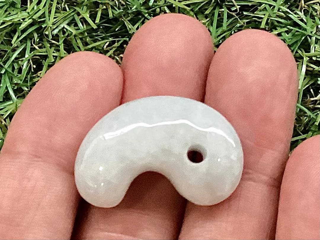 ✳買って損無し‼️氷肌アイスジェイド糸魚川翡翠　本物硬玉勾玉　守護石お守り鑑別書付