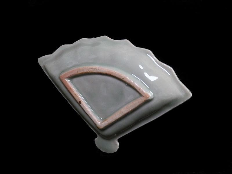 三田青磁　岩に菊の図　扇形手塩皿　C468AS-BZg