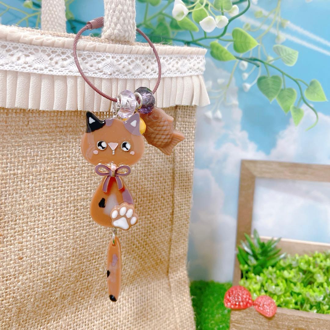 レジン キョロ三毛ちゃんのお花ひらひらワイヤーリングキーホルダー☺︎