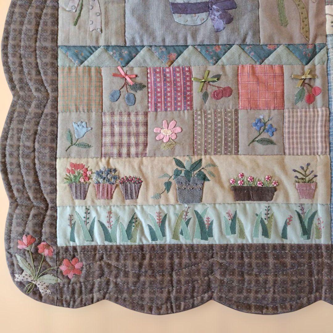 福ちゃん【花のタペストリー】　ハンドメイドアップリケ、刺繍 、パッチワーク