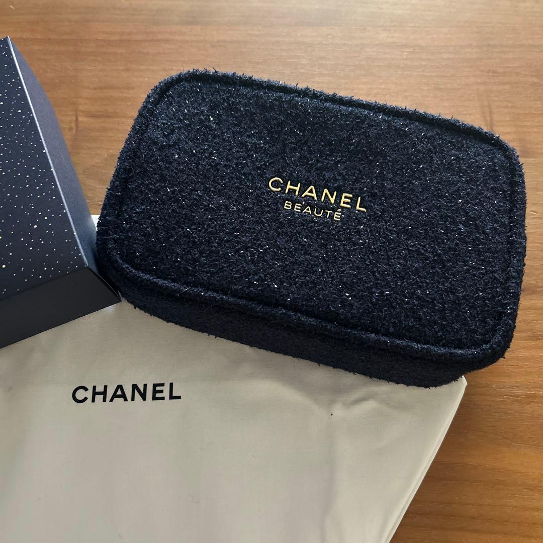 2025 CHANEL クリスマスコフレ　リップグロス２本・ポーチ　巾着、箱つき