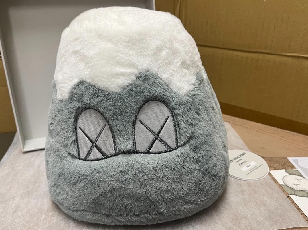 KAWS カウズ HOLIDAY JAPAN FUJI 富士山 グレー 箱入り