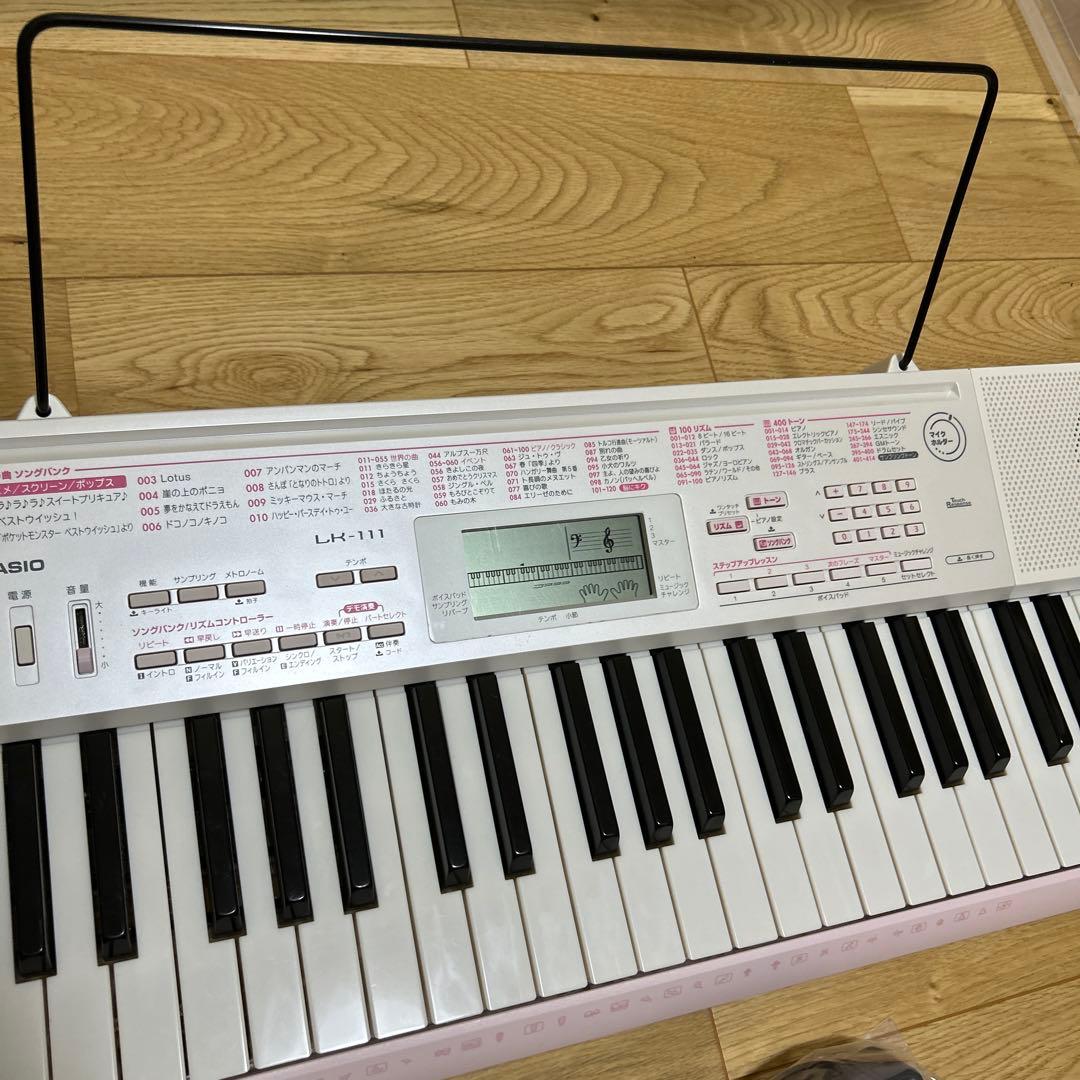 CASIO LK-111 ホワイト 電子キーボード　光ナビゲーション　直接引渡可