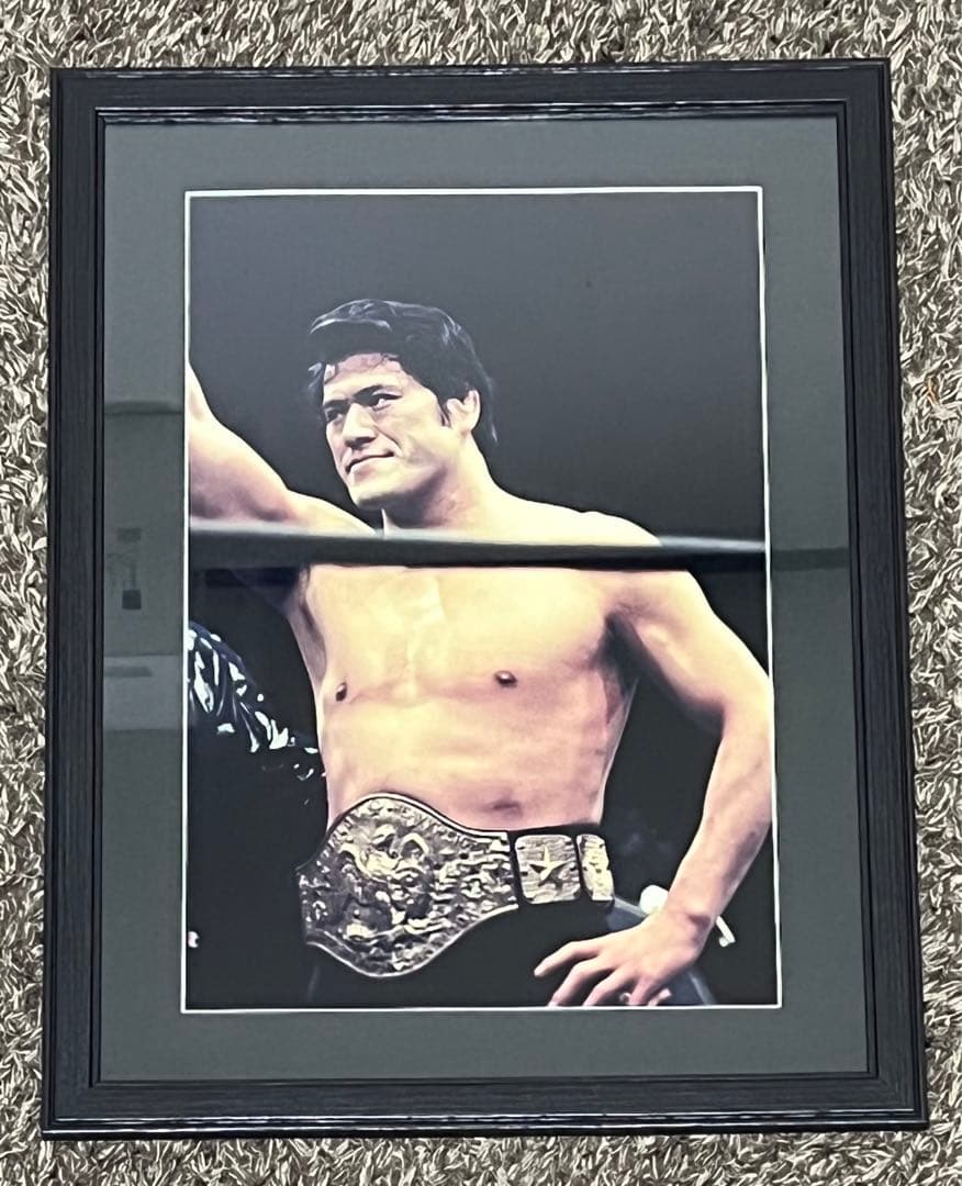 燃える闘魂アントニオ猪木　NWF世界ヘビー級ベルト姿写真　W四つ切り　額縁付き