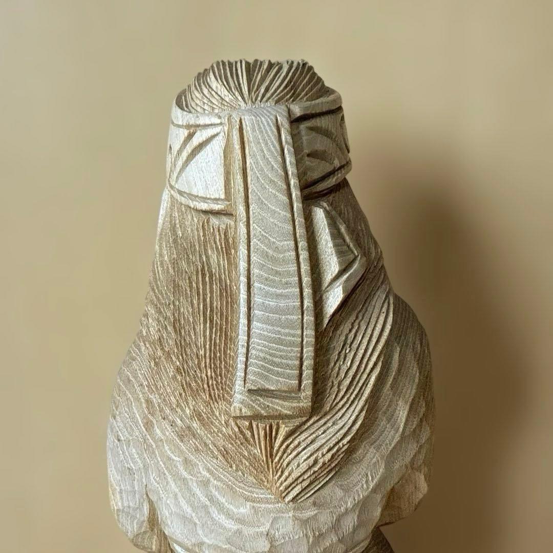 クマを抱いたアイヌ民族の木彫り人形　北海道 置物 彫刻 民芸品 ハンドメード