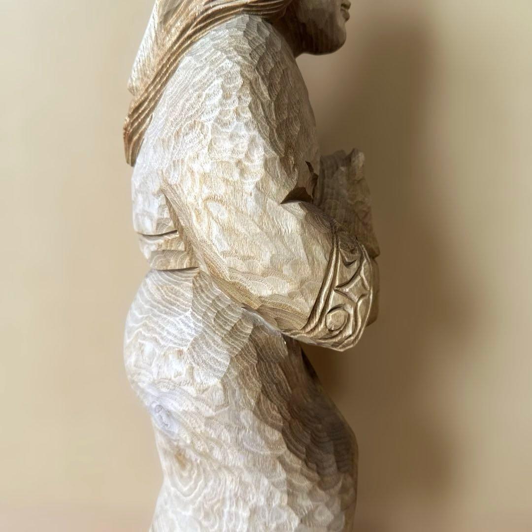 クマを抱いたアイヌ民族の木彫り人形　北海道 置物 彫刻 民芸品 ハンドメード