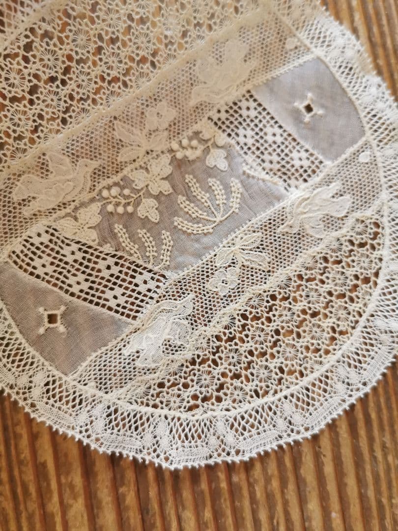 アンティーク 花咲く野を飛ぶバード アランソンレース ✜ 糸花刺繍✾ドイリー