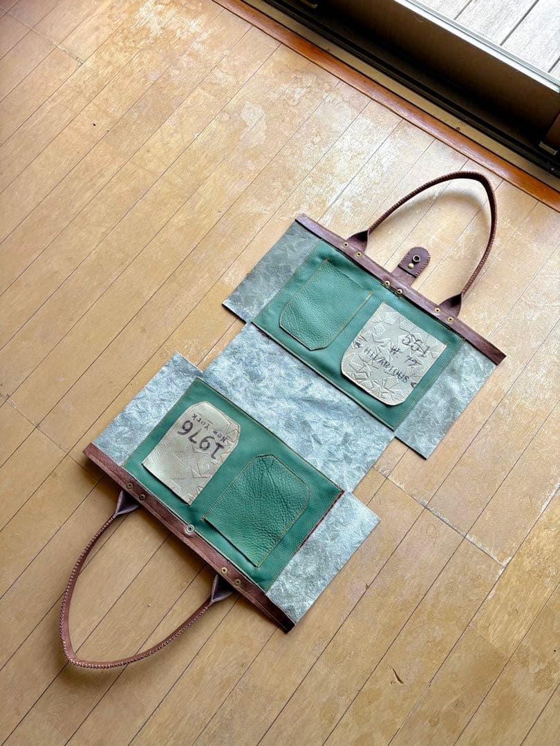 牛革薄カーキ星型押しの遊び心モリモリたっぷりトートバッグ