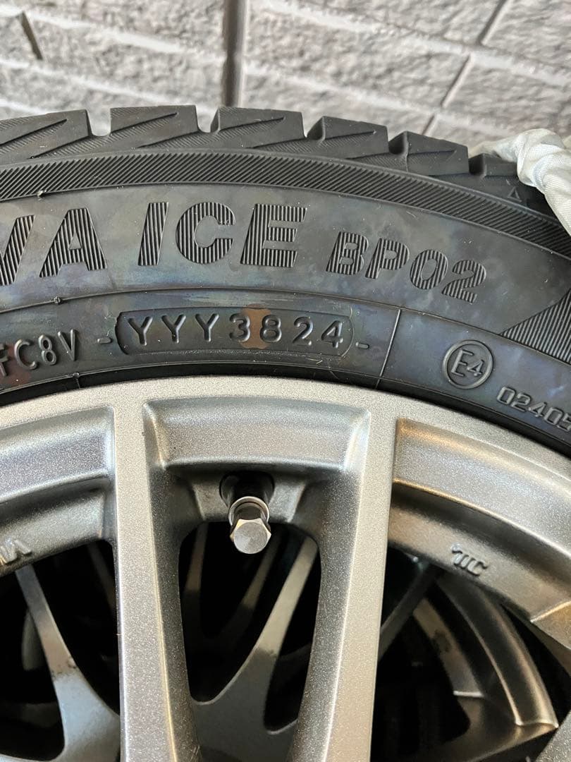 た*き様 2024年式スタッドレスタイヤ、ホイール４本セット　中古　美品