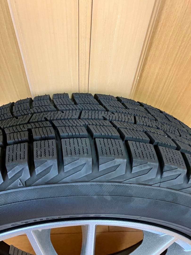 た*き様 2024年式スタッドレスタイヤ、ホイール４本セット　中古　美品