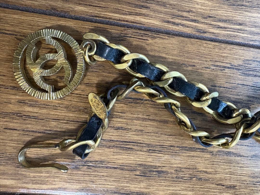 CHANELゴールドと黒のチェーンベルト