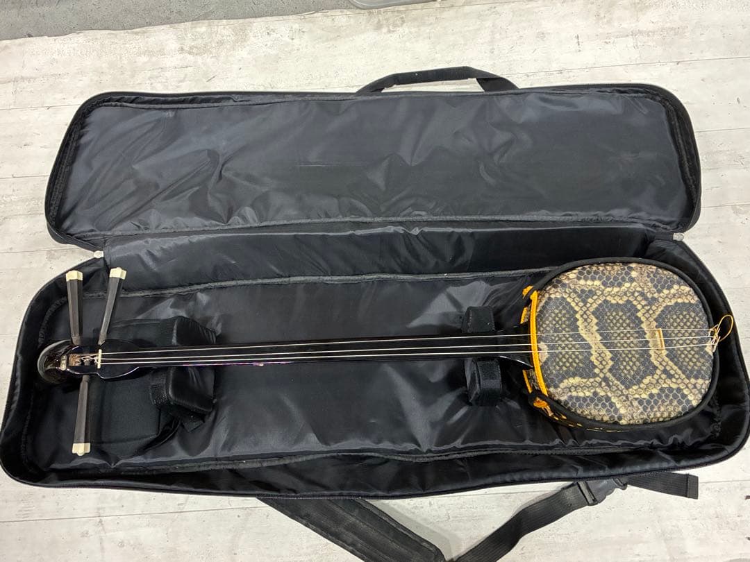 B0105）沖縄三線 蛇三線 人工皮 蛇柄 三味線 和楽器 ケースおまけ