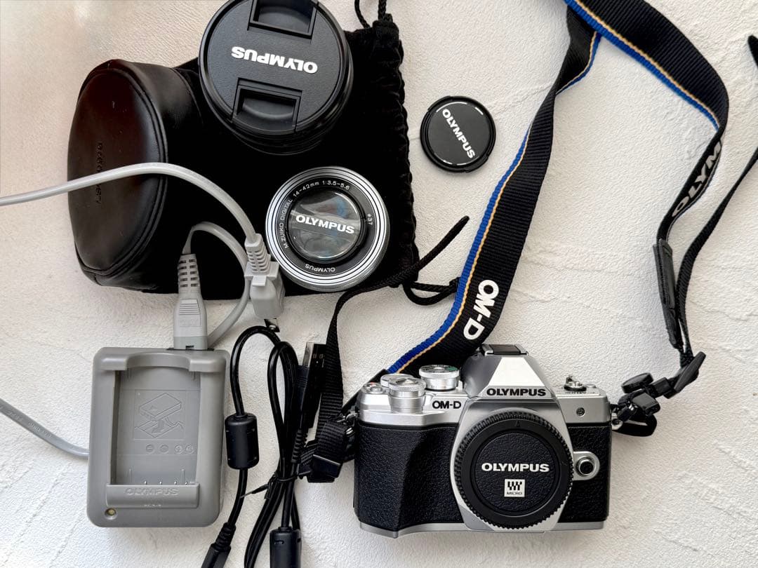 美品！ オリンパスOM-D E-M10 MarkIII デジタル一眼レフカメラ