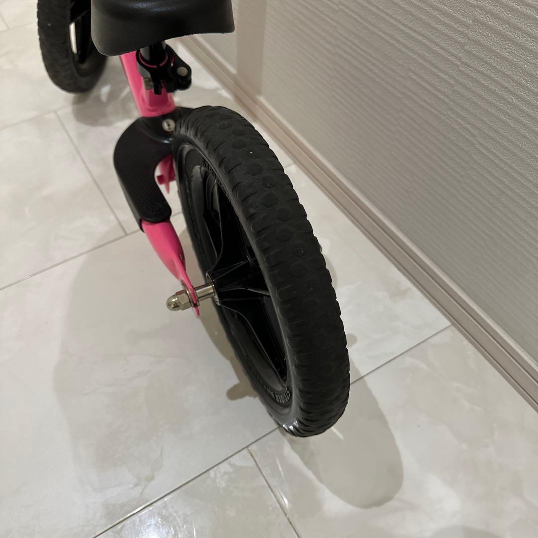 1日限定セール！！！ストライダースポーツピンク12インチ　ミニオンヘルメット付き