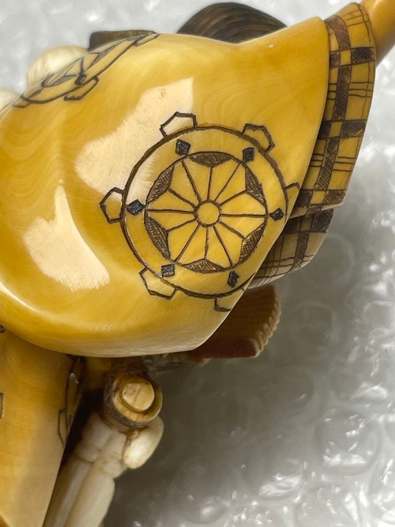 【木箱付】根付風 彫刻人形 武者像 361g 《青帆銘》