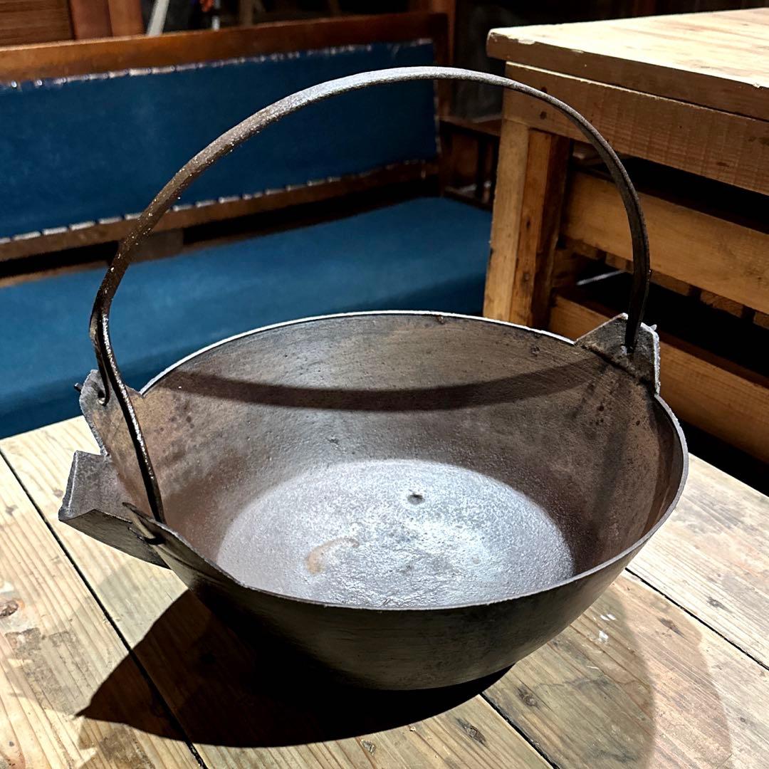 古い鉄製吊り鍋 注ぎ口付き / Antique Iron Pot 囲炉裏道具