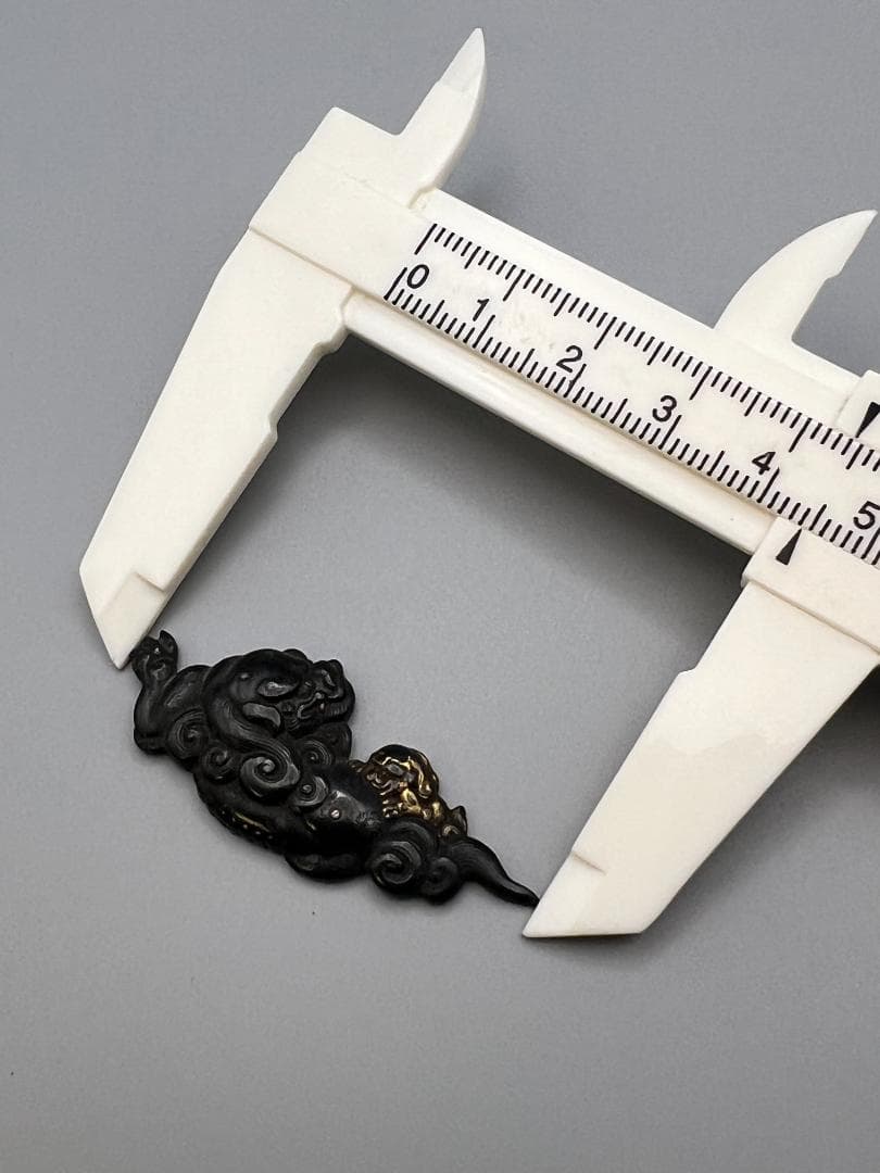 【海】江戸明治金工　獅子親子図　金目　手彫　金具　銅製鍍金　骨董品　箱付