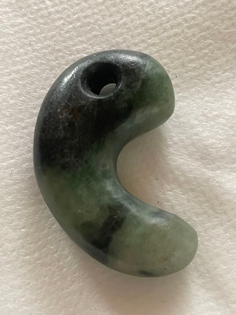 古墳時代　糸魚川　翡翠勾玉　出土品