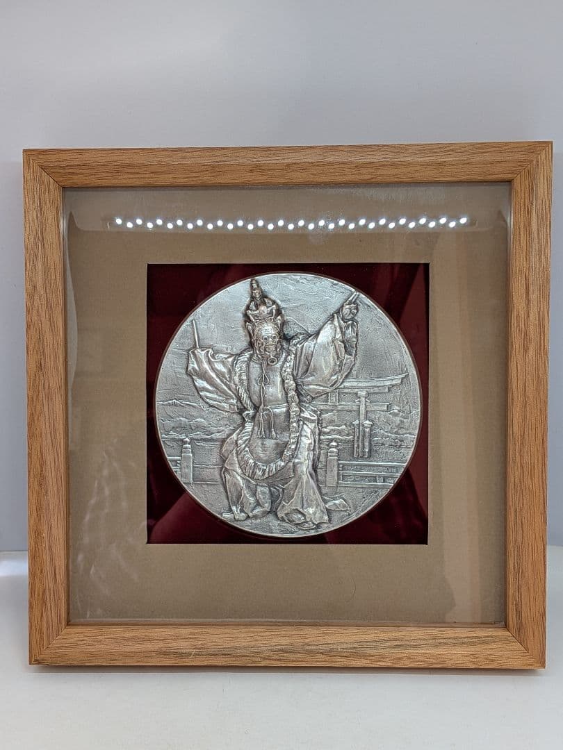 ☆b804、厳島神社の舞楽 額装された銀色のレリーフ作品です