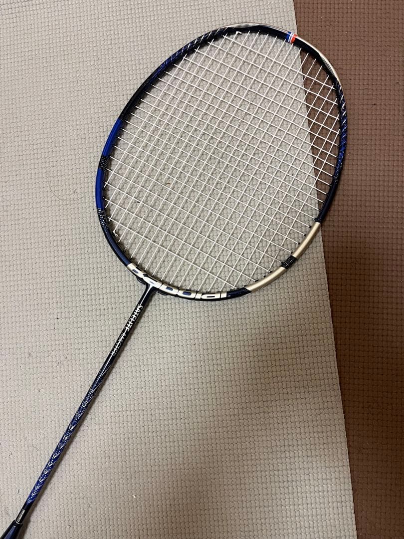 最新 ガット 張りたて！ バボラ バドミントン ラケット サテライト マスター