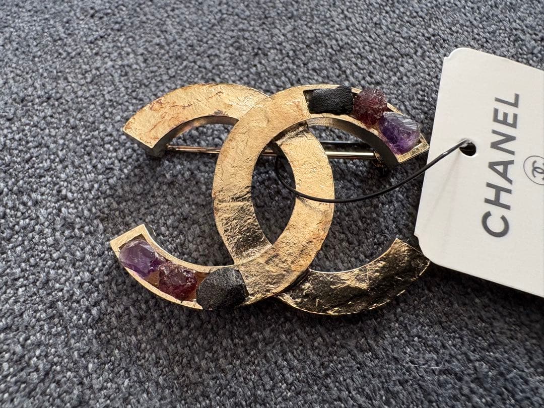 CHANEL CCロゴブローチ 紫色のストーン付き