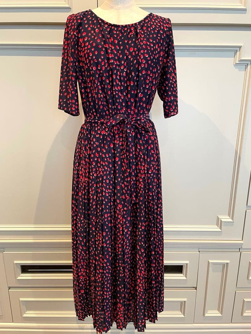 ☆新年SALE 新品未使用　お勧めシビラ半袖ワンピース