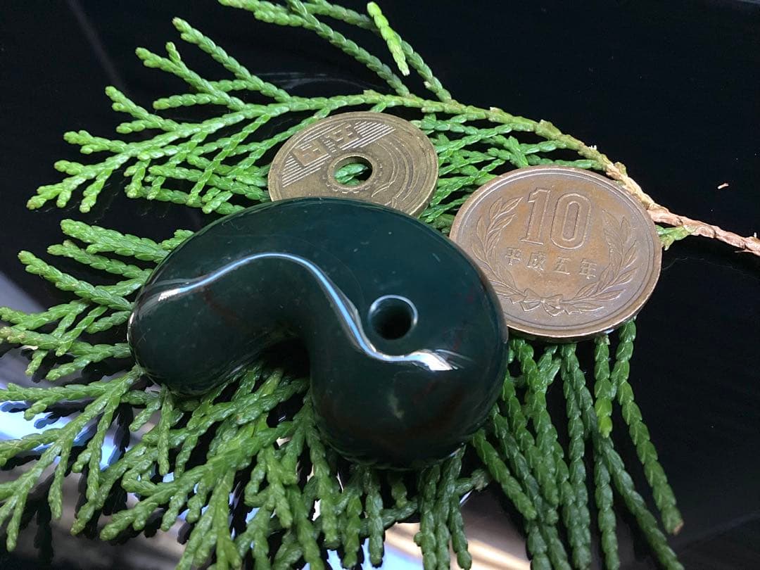 ✳【碧玉】と言える濃厚青緑色の出雲石勾玉　浮き草文様*斑点入り15万円はします