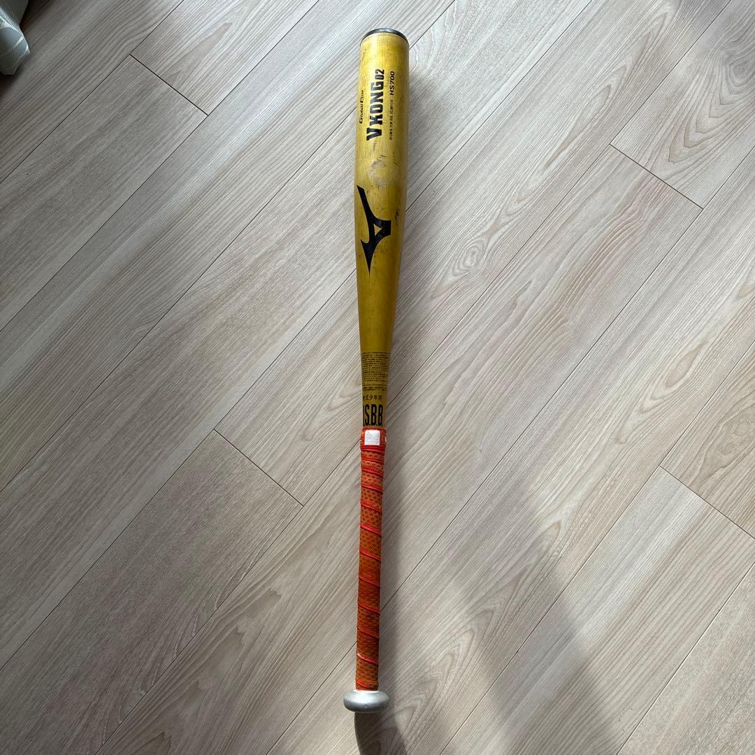 少年野球用金属バット(81センチ、610グラム、リザードスキン着用)