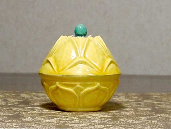 三井大磯　古余呂技窯　川瀬順一（竹春）作　交趾　歓冬花　香合　無傷　共箱　保証。