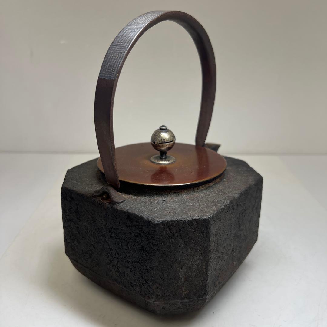 精金堂　雷文象嵌把手八角鉄瓶　合箱　1708g 東Y7-0509⭐︎2Fトニチ