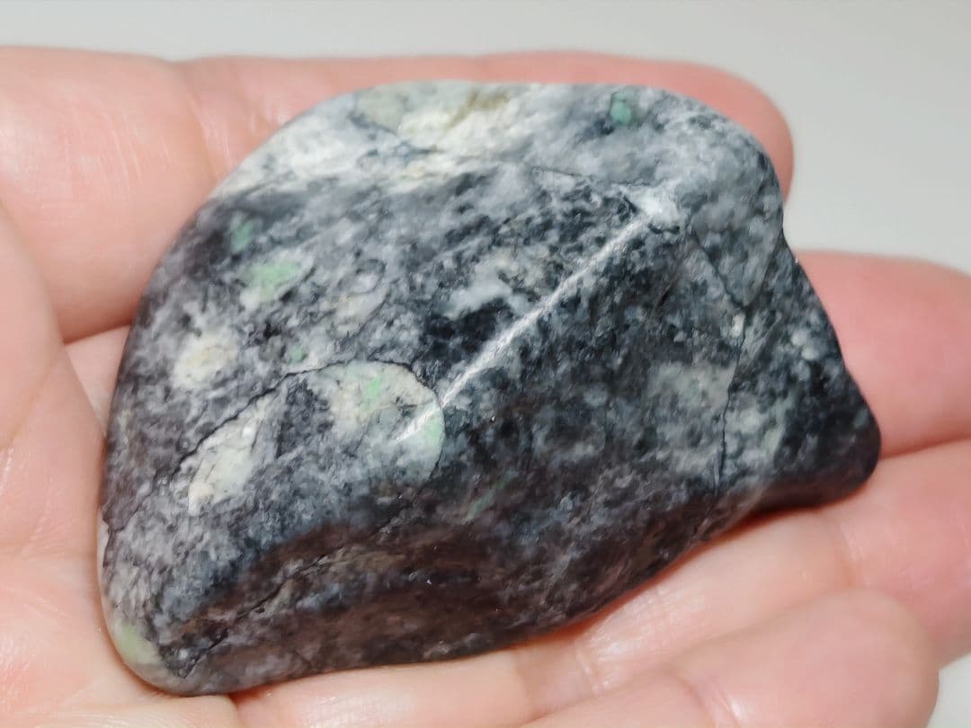 糸魚川143 翡翠 87g ヒスイ 原石 鑑賞石 自然石 誕生石 鉱物 鉱石